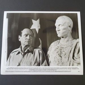 1982 MGM/UA Movie Photo 8x10 Inchon Laurence Olivier Ishii Young Moore IN-12 BW